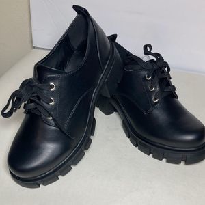 NWT Ladies funky chunky black platform Oxford in size 6 so very trendy!